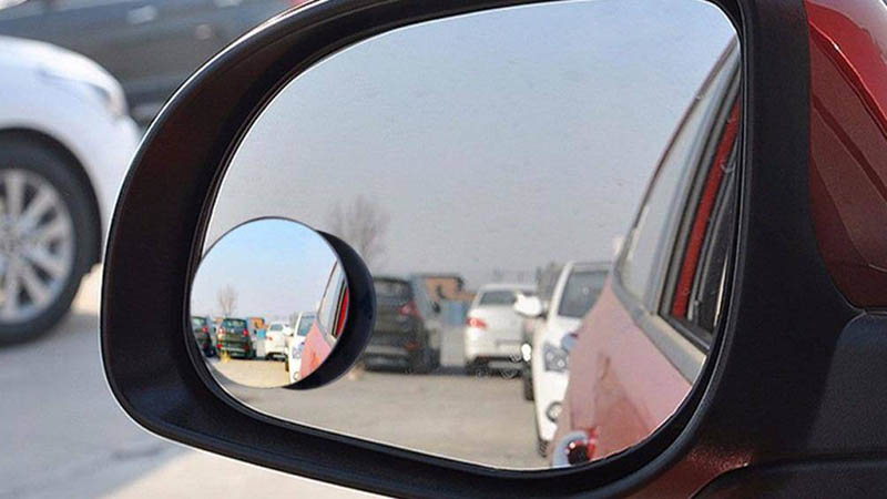 Trong quá trình lùi xe, người lái cần quan sát gương chiếu hậu
