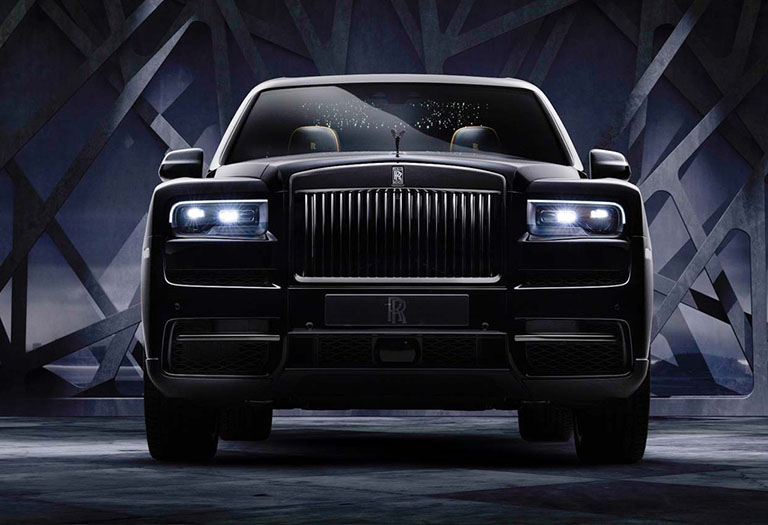Phần đầu xe Rolls-Royce Cullinan Black Badge được trang bị mặt ca lăng hình đền Pantheon