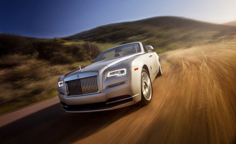 Xe Rolls-Royce Dawn chỉ mất 4.3 giây để tăng tốc 100 km/h từ điểm xuất phát