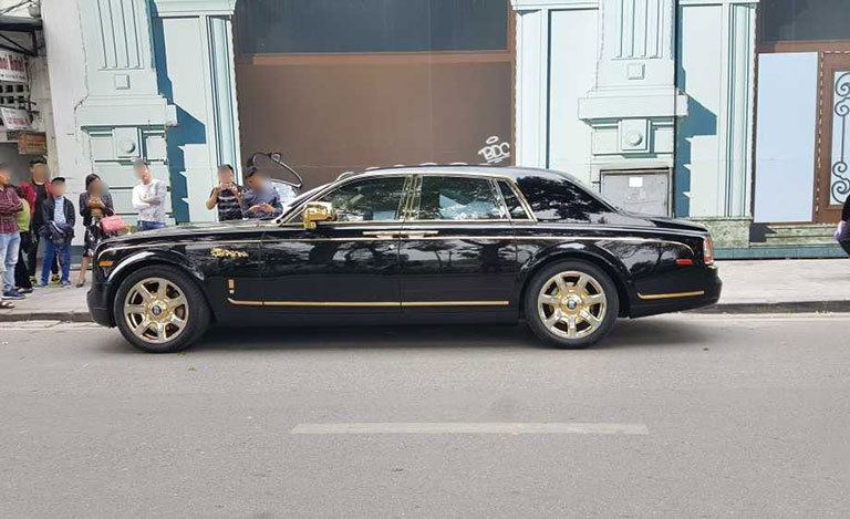 Rolls-Royce mạ vàng trên phố