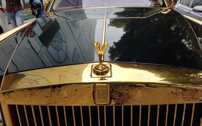 Đầu xe Rolls-Royce mạ vàng