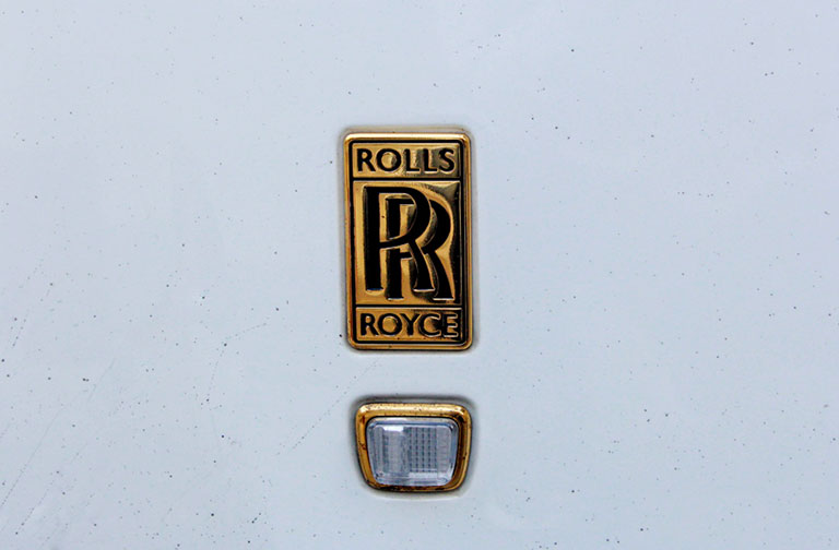Logo Rolls-Royce được mạ vàng 