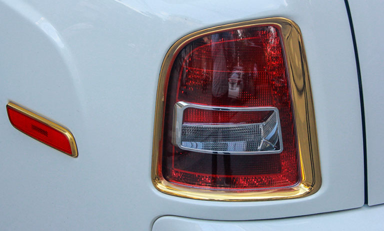 đèn hậu xe Rolls-Royce mạ vàng