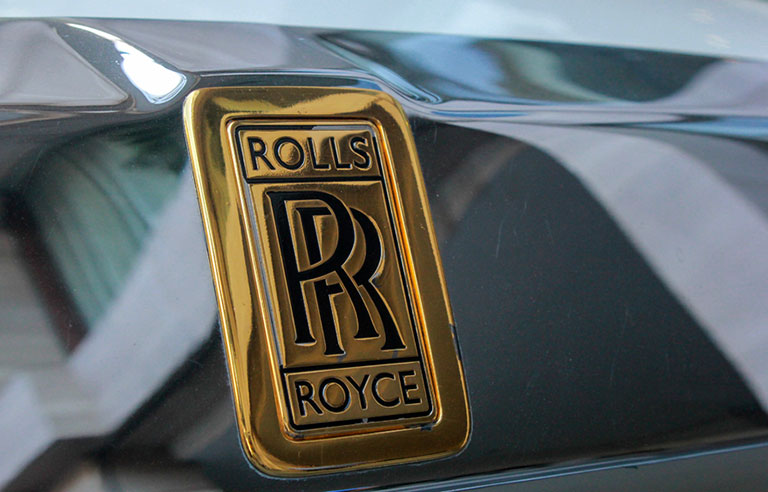 Logo Rolls-Royce được mạ vàng