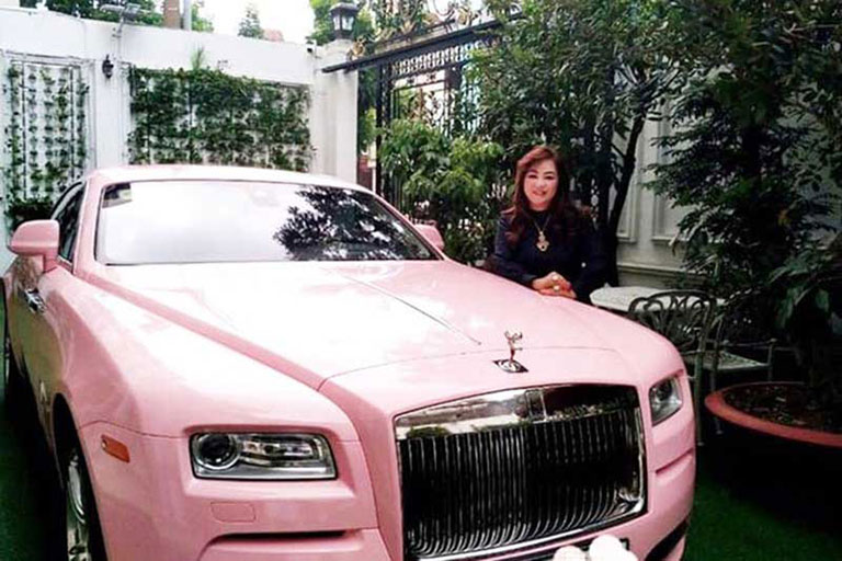 Xe Rolls-Royce được dán decal hồng của CEO Nguyễn Phương Hằng