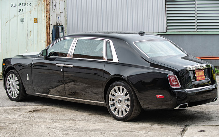 Rolls-Royce Phantom VIII EWB màu đen