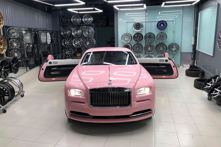 xe Rolls-Royce màu hồng 