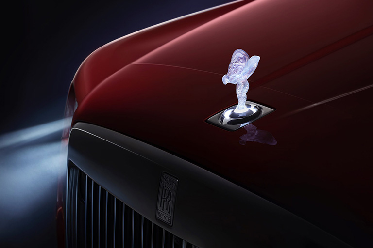 Biểu tượng trên xe Rolls-Royce không thể bị lấy trộm nhờ tính năng tự chuyển và ẩn vào bên dưới ca pô