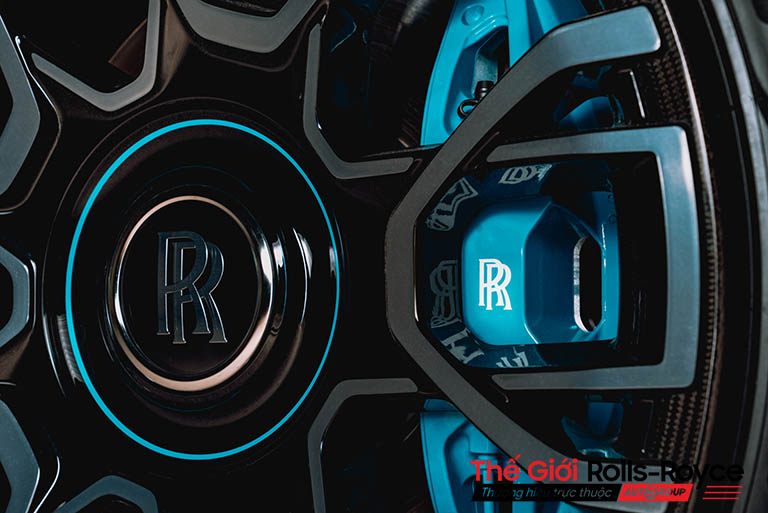 Giữa mâm bánh xe được lồng vào huy hiệu "RR" nổi bật