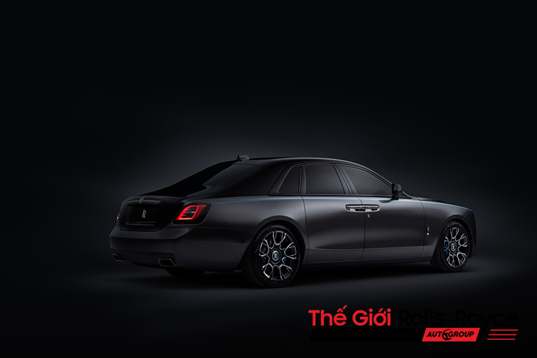 Tổng thể của mẫu xe Rolls-Royce Ghost Black Badge 2022 sang trọng