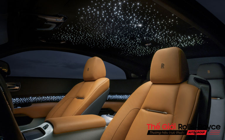 Bầu trời sao trên chiếc Rolls-Royce Wraith Luminary được làm từ 1340 bóng đèn sợi quang và 8 ngôi sao băng từ 176 bóng đèn LED