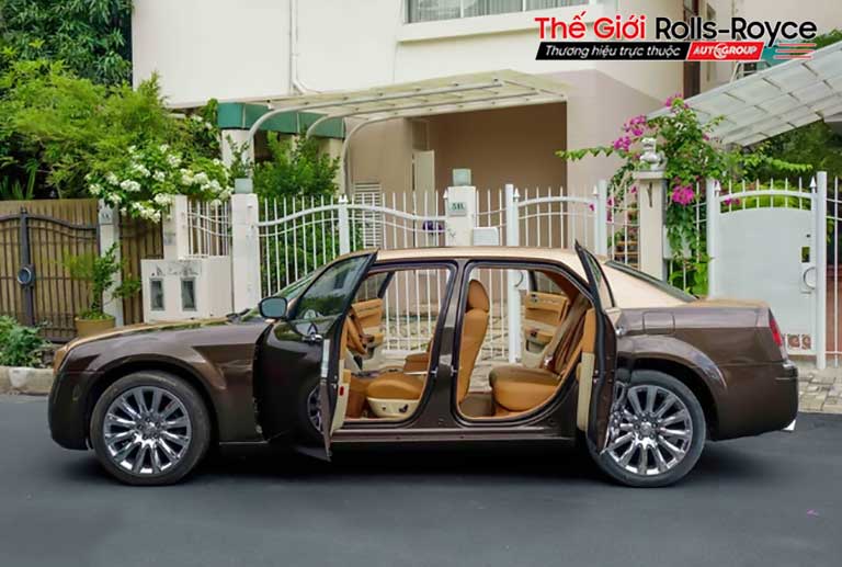 Thợ Việt độ Chrysler 300C thành Rolls-Royce