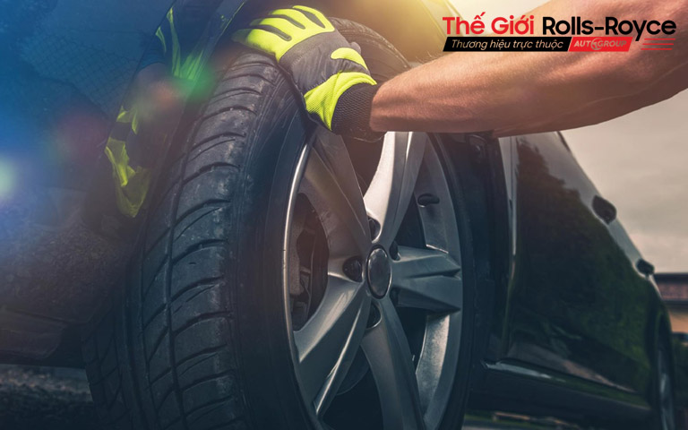 Kiểm tra lốp xe định kỳ, đảm bảo lốp xe luôn đủ áp suất hơi tiêu chuẩn