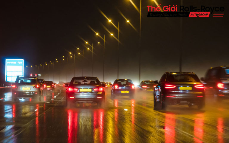 Thận trọng và không bám đuôi những phương tiện khác khi đang lái xe trên đoạn đường trơn trượt do mưa