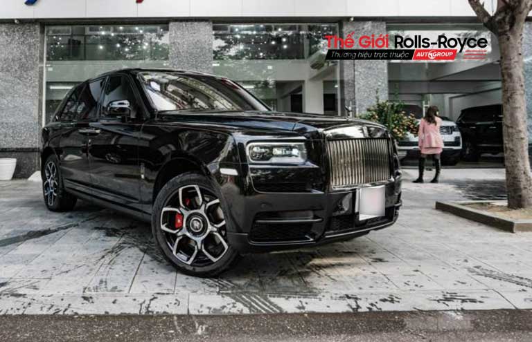 Rolls-Royce Cullinan Black Badge màu đen 2020