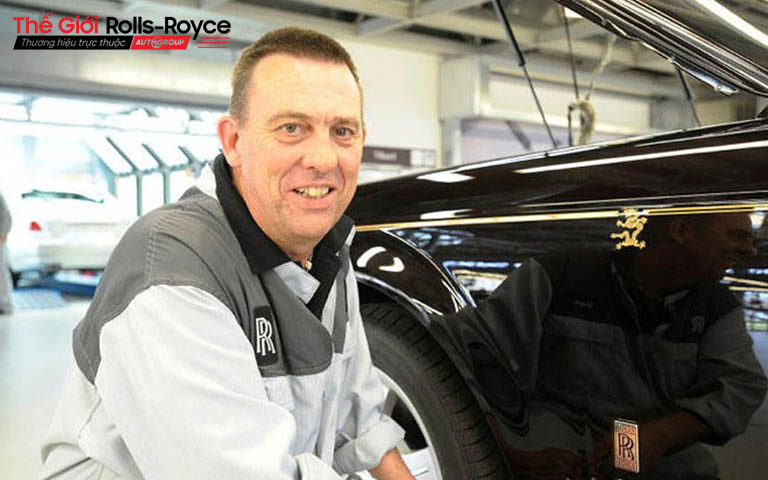 Mark Court là người duy nhất được Rolls-Royce lựa chọn để vẽ đường coachline trên thân xe